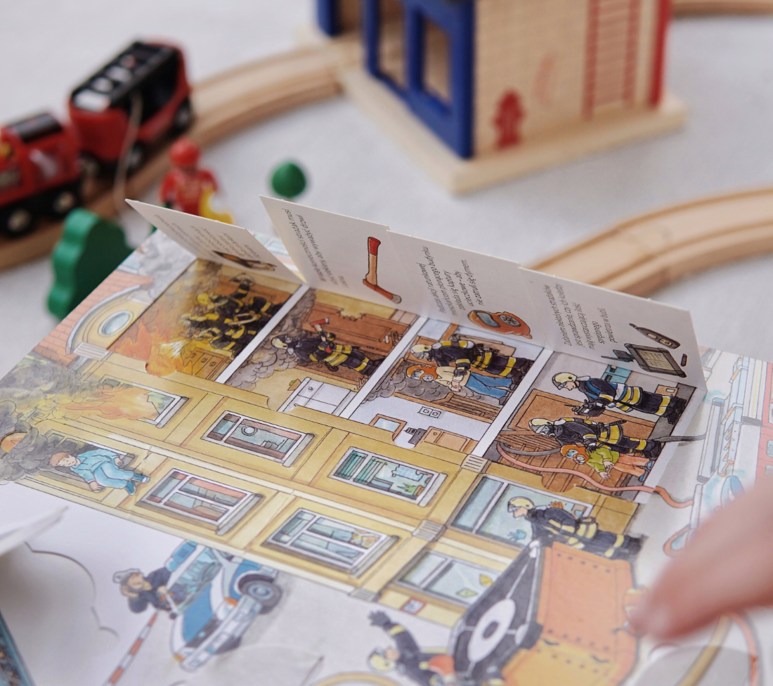 Prawdziwi strażacy - książka dla dzieci z okienkami