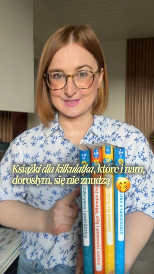 Co wziąć na podróż z dzieckiem? Książki! 📚 Ale jakie, aby dziecko się nie nudziło, a rodzice… mieli też ochotę je czytać? 😅

🗨️ Skomentuj 𝗞𝗢𝗗 i odbierz -20% NA WSZYSTKIE książki Wydawnictwa Sam‼️

Zbliżają się wakacje i chcesz przygotować dziecko na pierwszy lot? Albo macie go za sobą, ale Twój kilkulatek już tego nie pamięta?
✈️ 𝗡𝗢𝗪𝗢𝗦́𝗖́: Wszystko o samolotach sprawi, że do pierwszego lotu podejdziecie z ciekawością zamiast stresu.

Najpóźniej na wakacjach dzieci łapią bakcyla i nie chcą wychodzić z wody.
🏊🏻‍♀️ Uczymy się pływać pokaże Wam, jak poprawnie oswajać dziecko i jak się zachowywać, żeby było bezpiecznie, niezależnie, czy wybieracie się na basen, do aquaparku, nad morze czy jezioro.

Niektóre dzieci boją się próbować nowych rzeczy. Inne są bardzo odważne, wręcz brawurowe.
💪 Miej odwagę, siłę i pewność siebie to książka o tym, jak się przemóc i śmiało zrobić coś nowego, ale też na co uważać i gdzie postawić granicę.

Wybieracie się do zoo, na agroturystykę, w góry lub do dinoparku?
🦒 Odwiedzamy zoo to książka, z której dowiecie się, jak naprawdę wygląda życie zwierząt w ogrodach zoologicznych.
🐷 Z Poznajemy gospodarstwo dowiecie się, jak wgląda życie na wsi.
🌋 Z Odkrywamy wulkany dowiecie się, czy góry mogą ziać ogniem i co znajduje się w środku ziemi.
🦖 Odkrywamy dinozaury pokaże Wam, jak wyglądał świat, kiedy królowały na nim te wielkie stwory.

Co by było bez tych, którzy jako pierwsi podróżowali i odkrywali nowe miejsca?
🌎 Odkrywcy i podróżnicy pokażą Wam, jak wyglądały pierwsze odkrycia, dzięki którym i my możemy dziś podróżować. I to wszystko bez lukrowania.

Cała seria Dlaczego? Kiedy? Jak? to ponad 30 tytułów. Możecie zacząć z 3-latkiem, ale szkolniak nadal będzie czytał z zainteresowaniem i zabierał te książki na zajęcia do szkoły! A rodzicom nie znudzą się nawet przy setnym czytaniu – obiecuję! 😉

🗨️ Skomentuj 𝗞𝗢𝗗 i odbierz -20% ✂️ na WSZYSTKO, póki coś jeszcze zostało – bo te książki znikają z magazynu błyskawicznie!

#bookstagrampl #przedszkolak #prezent #książkidladzieci #wydawnictwosam