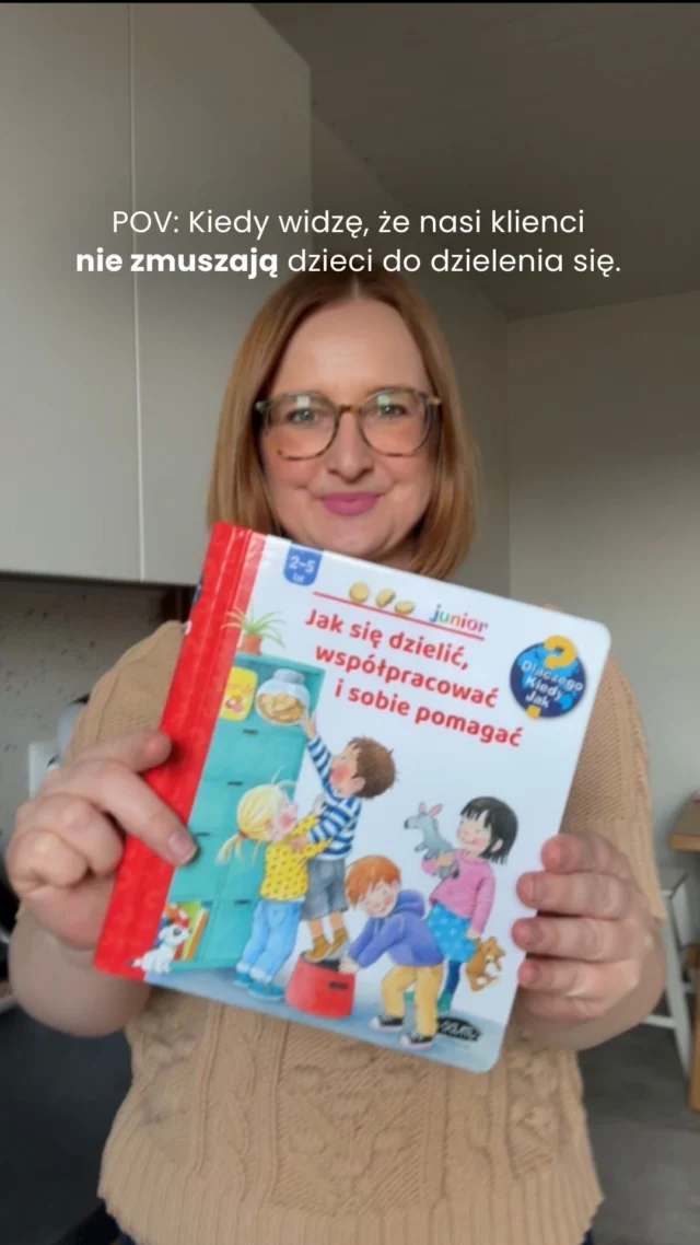 Chcesz, aby Twoje dziecko chętnie się dzieliło, współpracowało i pomagało innym?🗨️ Skomentuj 𝗖𝗛𝗖𝗘̨ i poznaj książki, które pomogą Wam w nauce dzielenia się, stawiania granic i funkcjonowania w grupie!❌ Zmuszanie przynosi odwrotny efekt…
❌ a prośby nie zawsze działają?Nauka dzielenia to proces – zaczyna się i kilkulatka, który poznaje normy społeczne i może trwać… no cóż, długo.
Ale możesz wesprzeć w tym swoje dziecko! Jak?Nie tylko dobrym przykładem! Sprawdź nasze książki z okienkami ↘️Mamy do tego świetne książki z okienkami:
🤝 „Jak się dzielić, współpracować i sobie pomagać” (2-5 lat), o tym, jak funkcjonować w grupie rówieśniczej.
💪 „Miej odwagę, siłę i pewność siebie” (3-8 lat), o tym, jak stawiać granice i budować poczucie własnej wartości.
💆🏼‍♀️ „Poznajemy emocje” (3-8 lat), o tym, jak rozpoznawać, wyrażać i regulować emocje.🗨️ Skomentuj 𝗖𝗛𝗖𝗘̨ i zobacz, jak wyglądają w środku!#bookstagrampl #rodzicielstwobliskości #książkidladzieci #edukacjadomowa #przedszkolak