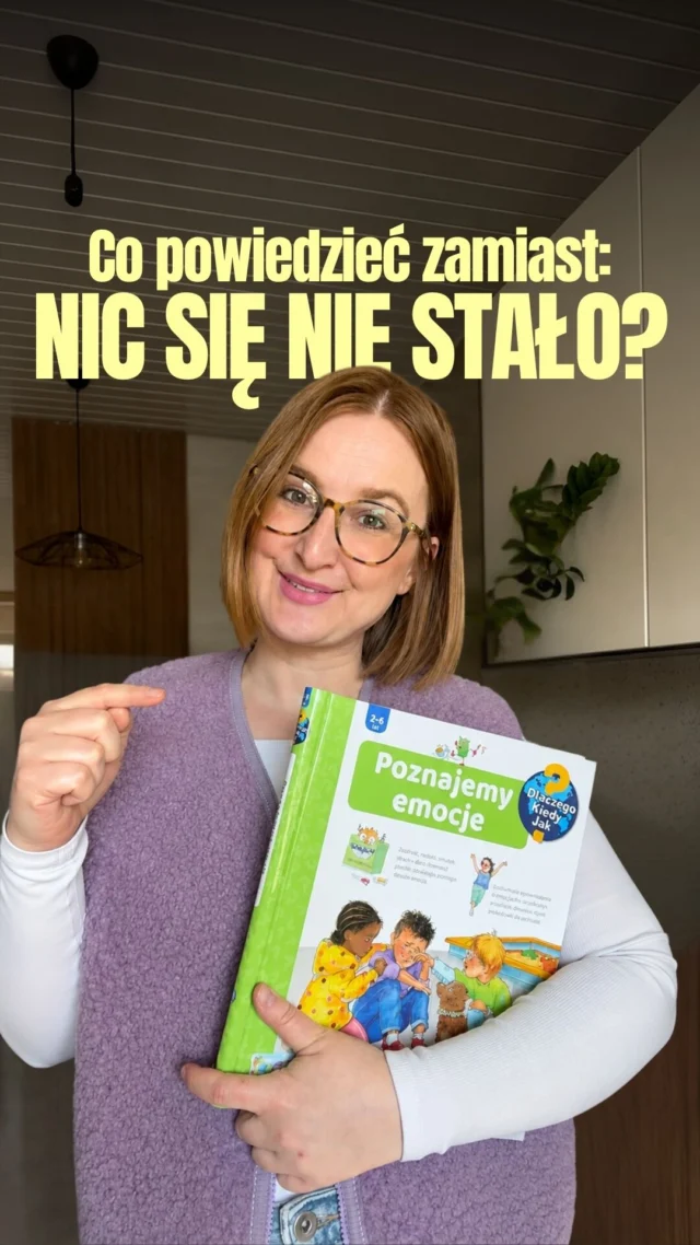 Dziecko co chwilę wybucha, a Ty już nie wiesz, jak reagować? 🤯🗨️ Skomentuj 𝗖𝗛𝗖𝗘̨, a wyślę Ci link do książek, z którymi wyregulujecie emocje, zamiast je tłumić!
✂️ Teraz zakupisz książki z okienkami w pakiecie do 15% taniej 🥳Ty w dzieciństwie słyszałaś: "Nie płacz, nic się nie stało!" albo "Nie przesadzaj!".
Dziś badania* pokazują, że tłumienie emocji w dzieciństwie prowadzi do problemów z ich regulacją w dorosłości 👎Na szczęście dzisiejsze mamy świadomie odchodzą od starych schematów!Zamiast uciszać „bo tak nie wypada” – dajemy dzieciom głos! Nie ważne, czy jesteśmy w domowym zaciszu, w sklepie czy w restauracji.Uczymy je mówić o emocjach, problemach i potrzebach, bo tylko wtedy będziemy w stanie im pomóc! A one „przy okazji” wyrosną na pewnych siebie, asertywnych dorosłych 🫶Chcesz, żeby Twoje dziecko potrafiło mówić o emocjach i regulować je, zamiast dusić w sobie?
Pomogą Wam w tym książki z okienkami dla dzieci 3-8 lat:
💆🏼‍♀️ 𝗣𝗼𝘇𝗻𝗮𝗷𝗲𝗺𝘆 𝗲𝗺𝗼𝗰𝗷𝗲, o tym, jak je rozpoznawać, wyrażać i regulować,
💪 𝗠𝗶𝗲𝗷 𝗼𝗱𝘄𝗮𝗴𝗲̨, 𝘀𝗶ł𝗲̨ 𝗶 𝗽𝗲𝘄𝗻𝗼𝘀́𝗰́ 𝘀𝗶𝗲𝗯𝗶𝗲, która pomaga stawiać granice i budować zdrowe relacje,
👫 𝗝𝗮𝗸 𝘇̇𝘆𝗷𝗲𝗺𝘆 𝘄 𝘀𝗽𝗼ł𝗲𝗰𝘇𝗲𝗻́𝘀𝘁𝘄𝗶𝗲, która uczy funkcjonowania w grupie.Poznaj też tytuły, które pomogą Wam przygotować się do wakacyjnych wypraw i przełamać strach przed próbowaniem nowych rzeczy:
✈️ 𝗪𝘀𝘇𝘆𝘀𝘁𝗸𝗼 𝗼 𝘀𝗮𝗺𝗼𝗹𝗼𝘁𝗮𝗰𝗵, która po może podejść Wam do pierwszego lotu z ciekawością zamiast stresu.
🏊🏻‍♀️ 𝗨𝗰𝘇𝘆𝗺𝘆 𝘀𝗶𝗲̨ 𝗽ł𝘆𝘄𝗮𝗰́, która przygotuje Was do wizyty na basenie, a aquaparku, nad jeziorem lub morzem.Teraz zamówisz książki z okienkami w pakiecie do 15% taniej! ✂️
🗨️ Skomentuj 𝗖𝗛𝗖𝗘̨ i zobacz, jak wyglądają w środku!*Nicole B Perry, Susan D Calkins, Jackie A Nelson, Esther M Leerkes, Stuart Marcovitch: Mothers’ Responses to Children’s Negative Emotions and Child Emotion Regulation: The Moderating Role of Vagal Suppression#emocjedziecka #świadomerodzicielstwo #rodzicielstwobliskosci #jakrozmawiaczdzieckiem #inteligencjaemocjonalna
