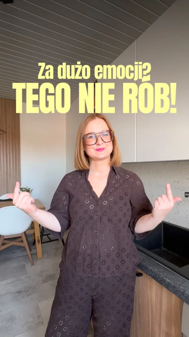 ‼️Uważaj! Te 3 reakcje sprawiają, że dziecko uczy się tłumić emocje, zamiast je wyrażać w bezpieczny sposób!🗨️ Skomentuj 𝗖𝗛𝗖𝗘̨ i poznaj książki, z którymi nauczysz dziecko rozpoznawać i regulować emocje!
✂️ Teraz zamówisz książki z okienkami w pakiecie do 15% taniej!Po całym dniu jesteś zmęczona i przebodźcowana. Krzyk i płacz działa na Ciebie jak płachta na byka. Która z nas tego nie zna?Ale to nie znaczy, że możemy blokować emocje naszych dzieci. Przeciwnie – warto nauczyć je regulacji, bez:
👎 krytykowania i zawstydzania,
👎 umniejszania,
👎 karania za emocje.Za to ze wsparciem i dawaniem dobrego przykładu. W ten sposób pokażesz dziecku, że jego emocje są ważne i może je wyrażać – zaznaczając, że są na to różne sposoby 🫶Jak to zrobić dobrze? Wykorzystując książki z okienkami dla dzieci 3-8 lat:
💆🏼‍♀️ 𝗣𝗼𝘇𝗻𝗮𝗷𝗲𝗺𝘆 𝗲𝗺𝗼𝗰𝗷𝗲, o tym, jak je rozpoznawać, wyrażać i regulować,
💪 𝗠𝗶𝗲𝗷 𝗼𝗱𝘄𝗮𝗴𝗲̨, 𝘀𝗶ł𝗲̨ 𝗶 𝗽𝗲𝘄𝗻𝗼𝘀́𝗰́ 𝘀𝗶𝗲𝗯𝗶𝗲, która pomaga budować pewność siebie i stawiać granice,
👫 𝗝𝗮𝗸 𝘇̇𝘆𝗷𝗲𝗺𝘆 𝘄 𝘀𝗽𝗼ł𝗲𝗰𝘇𝗲𝗻́𝘀𝘁𝘄𝗶𝗲, która uczy funkcjonowania w grupie.Teraz zamówisz książki z okienkami w pakiecie do 15% taniej! ✂️
🗨️ Skomentuj 𝗖𝗛𝗖𝗘̨ i zobacz, jak wyglądają w środku!#emocjedziecka #świadomerodzicielstwo #rodzicielstwobliskosci #jakrozmawiaczdzieckiem #inteligencjaemocjonalna
