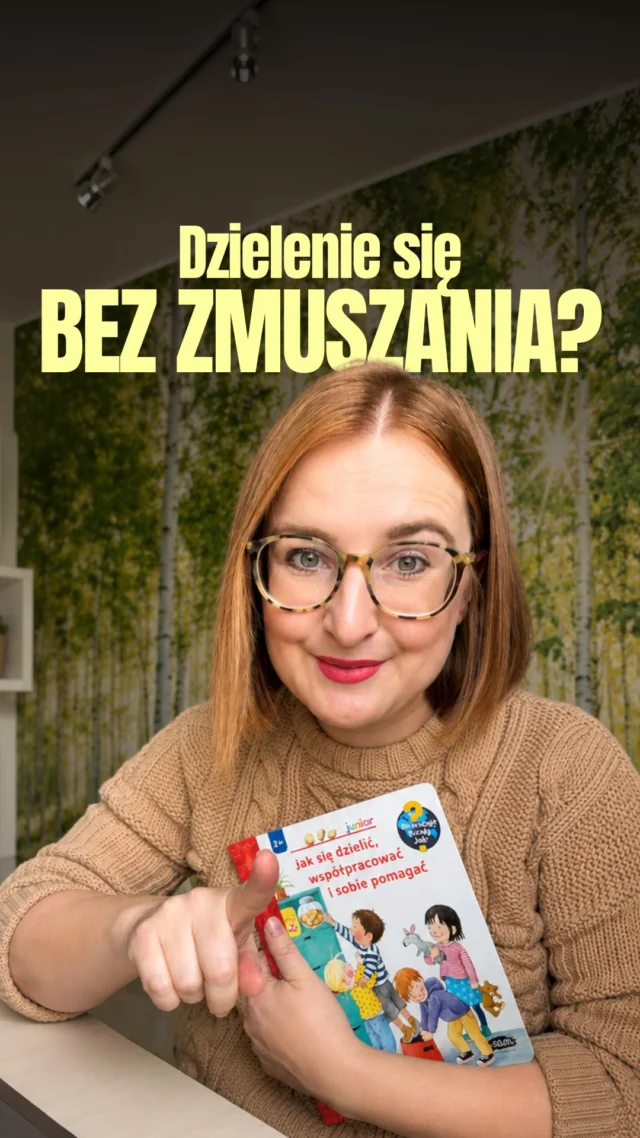 Słyszysz „To moje!” na każdym kroku i boisz się, że Twoje dziecko nie odnajdzie się w kontaktach z rówieśnikami? 🫨🗨️ Skomentuj 𝗖𝗛𝗖𝗘̨ i poznaj książki, które pomogą Wam w nauce dzielenia się i stawiania granic.
✂️ Teraz zamówisz książki z okienkami w pakiecie do 15% taniej!Jesień to czas nowych wyzwań — przedszkole, nowi koledzy, wspólne zabawy, wspólne zabawki.A razem z nimi pytania:
🥺 Dlaczego mam się tym dzielić?
🥺 Czy moja zabawka zniknie na zawsze?
🥺 Czemu inne dzieci nie chcą się ze mną bawić?Nie możesz być z dzieckiem w placówce. Ale możesz przygotować je na przygody i wyzwania, które na nie czekają! 🫶W nauce dzielenia, stawiania granic i funkcjonowania w grupie pomogą Wam książki z okienkami:
🤝 𝗝𝗮𝗸 𝘀𝗶𝗲̨ 𝗱𝘇𝗶𝗲𝗹𝗶𝗰́, 𝘄𝘀𝗽𝗼́ł𝗽𝗿𝗮𝗰𝗼𝘄𝗮𝗰́ 𝗶 𝘀𝗼𝗯𝗶𝗲 𝗽𝗼𝗺𝗮𝗴𝗮𝗰́ (2-5 lat), która pokazuje, jak funkcjonować w grupie rówieśniczej,
💪 𝗠𝗶𝗲𝗷 𝗼𝗱𝘄𝗮𝗴𝗲̨, 𝘀𝗶ł𝗲̨ 𝗶 𝗽𝗲𝘄𝗻𝗼𝘀́𝗰́ 𝘀𝗶𝗲𝗯𝗶𝗲 (3-8 lat), o tym, jak stawiać granice i budować poczucie własnej wartości.
💆🏼‍♀️ 𝗣𝗼𝘇𝗻𝗮𝗷𝗲𝗺𝘆 𝗲𝗺𝗼𝗰𝗷𝗲 (3-8 lat), o tym, jak rozpoznawać, wyrażać i regulować emocje.🗨️ Skomentuj 𝗖𝗛𝗖𝗘̨ i zobacz, jak wyglądają w środku!
✂️ Teraz zamówisz książki z okienkami w pakiecie do 15% taniej!#ksiazkidladzieci #ksiazkizokienkami #wydawnictwosam #bookstagrampl #edukacjadomowa